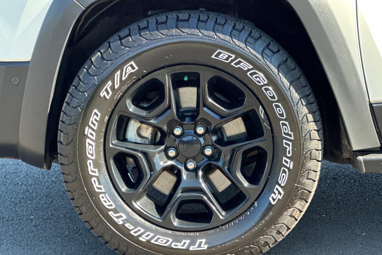 Used 2019 Jeep Cherokee Trailhawk AWD/4WD image 32