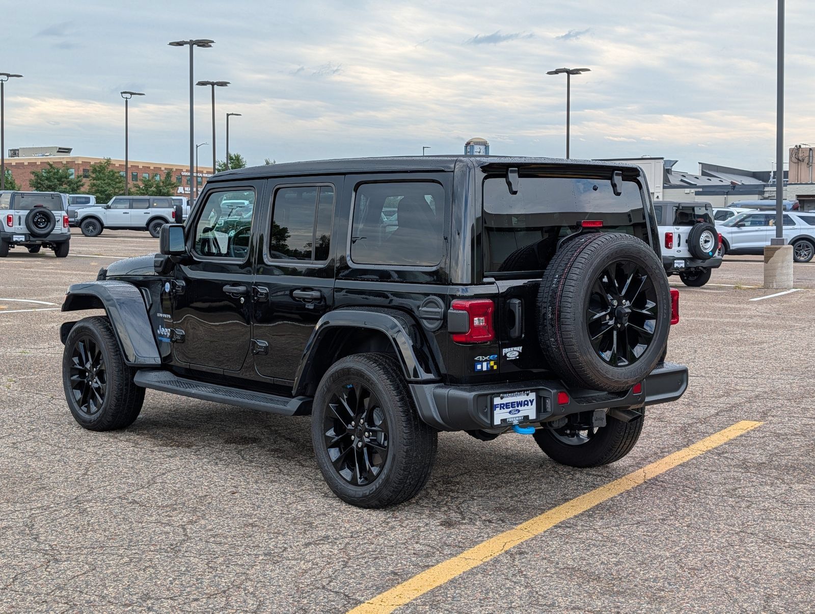 Used 2022 Jeep Wrangler Unlimited Sahara w/ Cold Weather Group AWD/4WD image 3