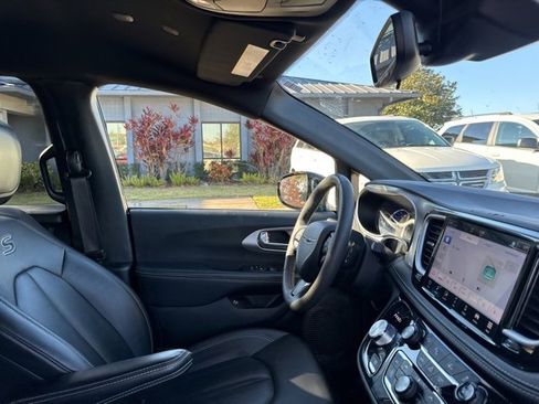 Used 2024 Chrysler Pacifica Select image 11
