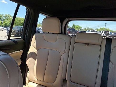 Used 2023 Jeep Grand Cherokee Limited w/ Black Appearance Package AWD/4WD image 19