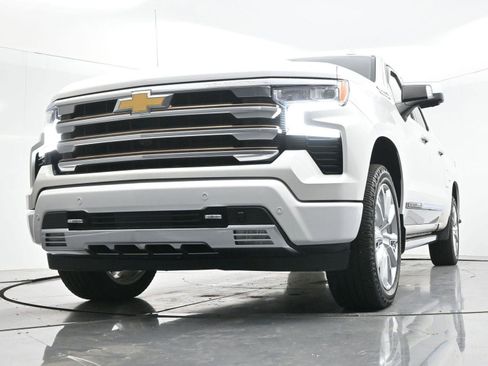 Used 2022 Chevrolet Silverado 1500 High Country w/ High Country Premium Package AWD/4WD image 45