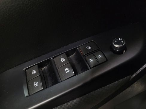 Used 2019 Toyota Highlander LE AWD/4WD image 27