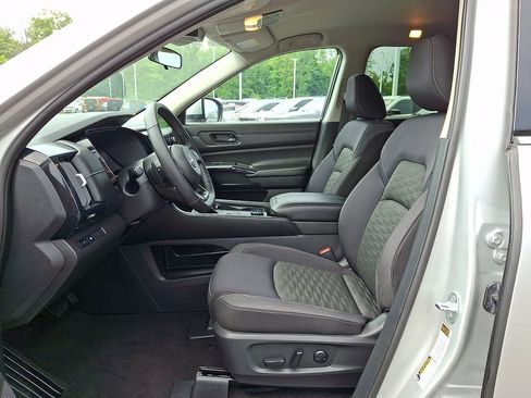 Used 2024 Nissan Pathfinder SV AWD/4WD image 15