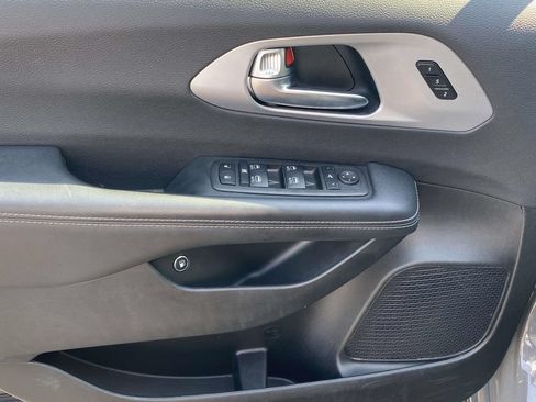 Used 2025 Chrysler Pacifica Limited FWD image 16