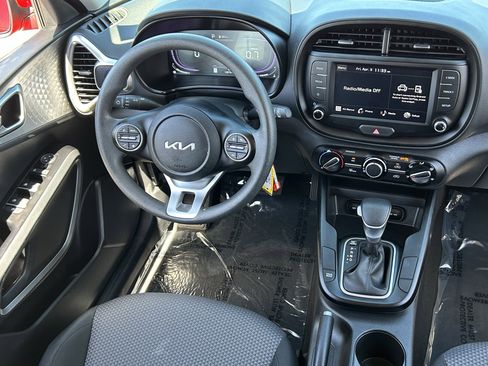 Used 2025 Kia Soul LX image 13