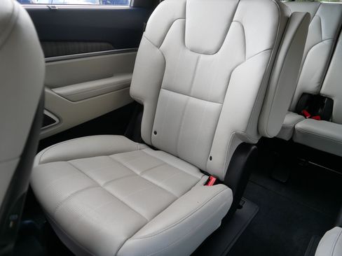 Used 2024 Kia Telluride EX w/ EX Captain's Chair Package AWD/4WD image 12
