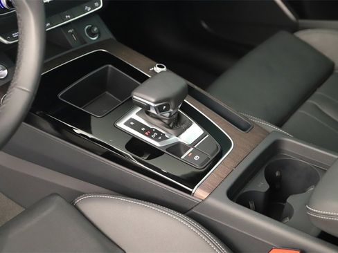 Used 2024 Audi Q5 e Premium w/ Convenience Package image 17