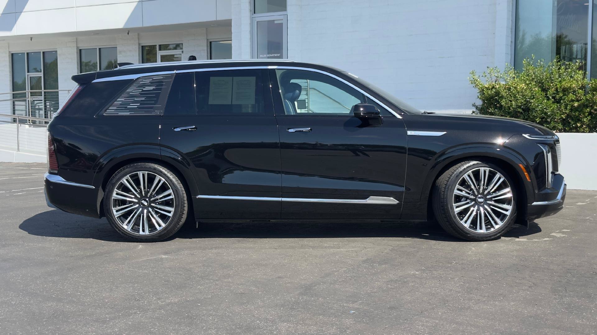 Used 2026 Cadillac Vistiq Premium Luxury AWD/4WD image 3