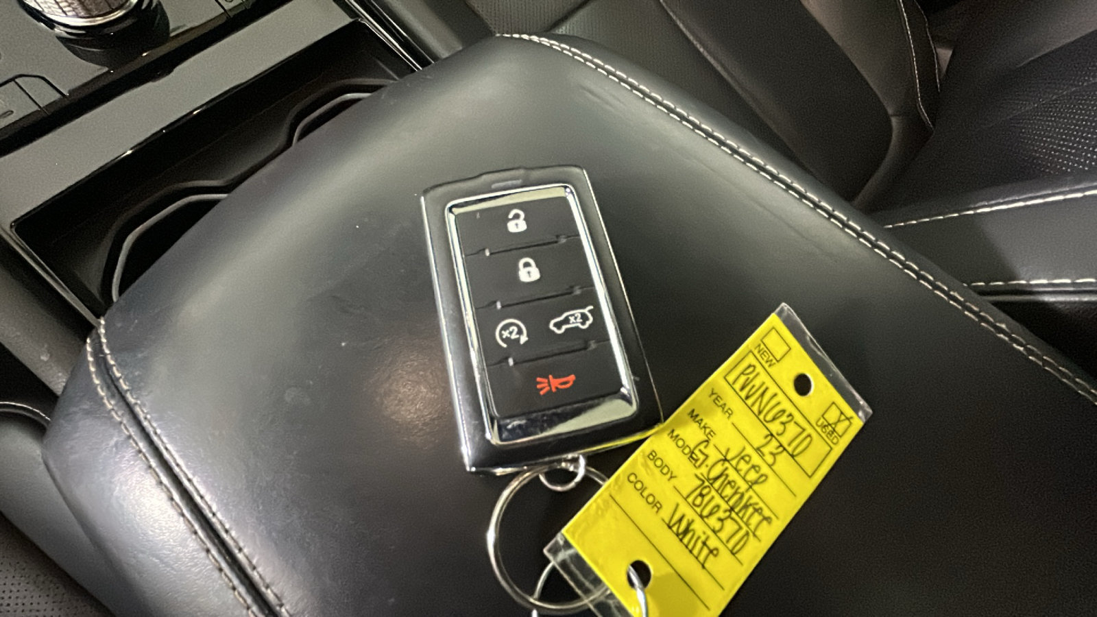 Used 2023 Jeep Grand Cherokee Overland w/ Luxury Tech Group IV AWD/4WD image 24