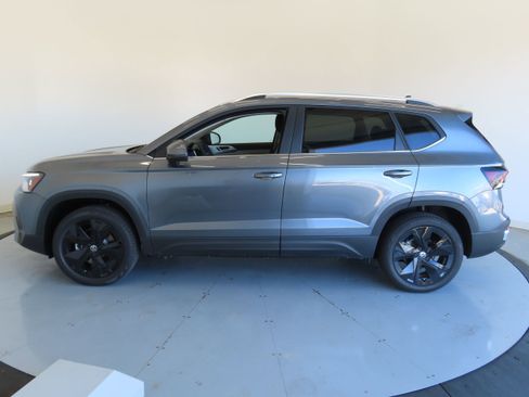 New 2026 Volkswagen Taos SE FWD image 8