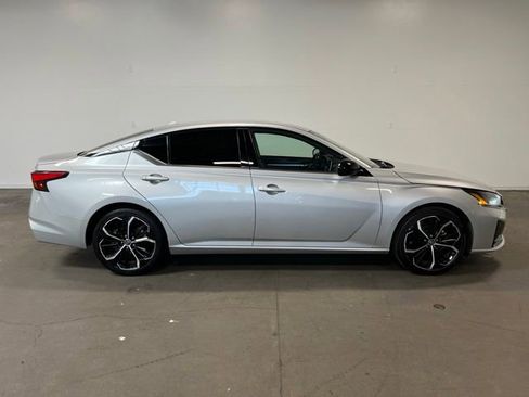 Used 2023 Nissan Altima 2.5 SR FWD image 2