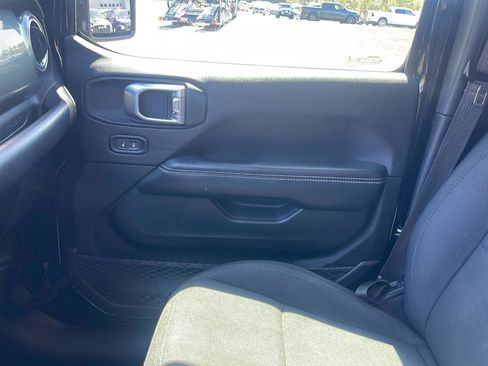 Used 2020 Jeep Wrangler Unlimited Sahara image 22