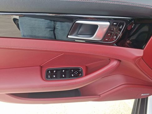 Used 2019 Porsche Panamera 4 image 14