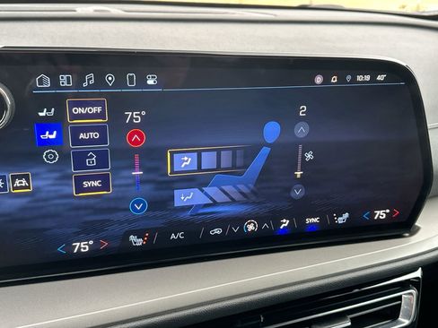 Used 2025 Chevrolet Traverse LT image 19