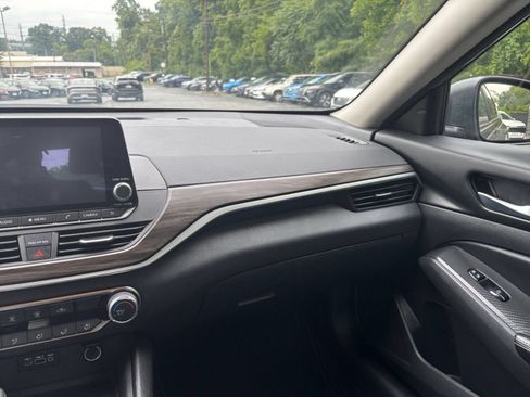 Used 2025 Nissan Altima 2.5 SV FWD image 30