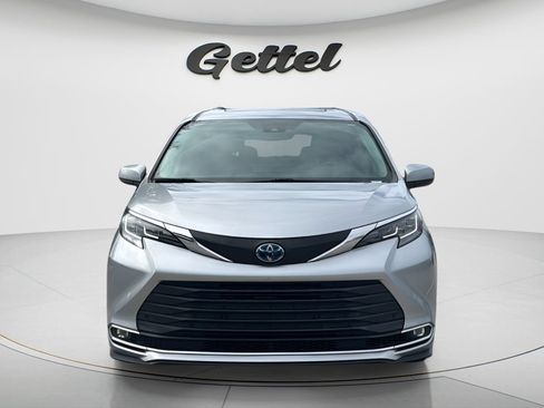 Used 2022 Toyota Sienna XLE FWD image 2