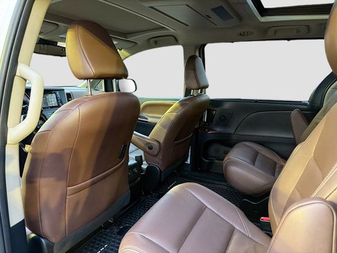 Used 2018 Toyota Sienna Limited Premium image 14