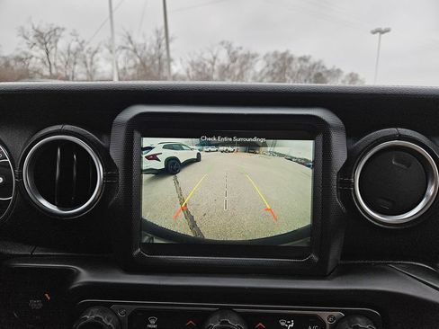 Used 2018 Jeep Wrangler Unlimited Sahara image 14