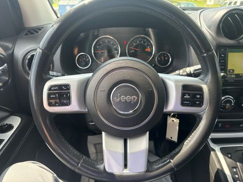 Used 2017 Jeep Compass Latitude AWD/4WD image 18