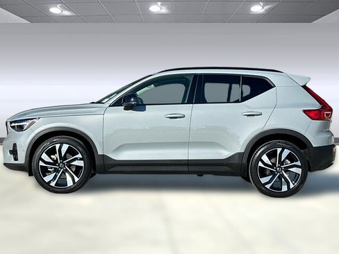 Used 2025 Volvo XC40 B5 Ultra w/ Climate Package image 2