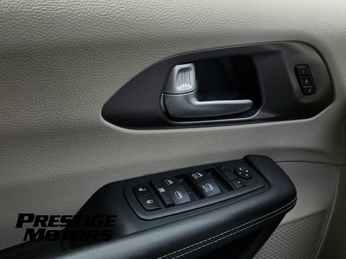 Used 2024 Chrysler Pacifica Touring-L FWD image 22