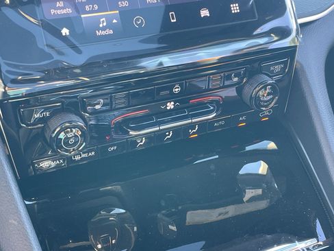 New 2025 Jeep Grand Cherokee Altitude image 18