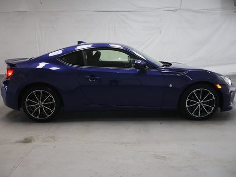Used 2017 Toyota 86 RWD image 8