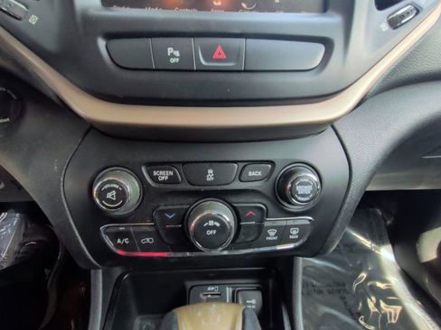 Used 2017 Jeep Cherokee Latitude w/ Safety/Convenience Group FWD image 19