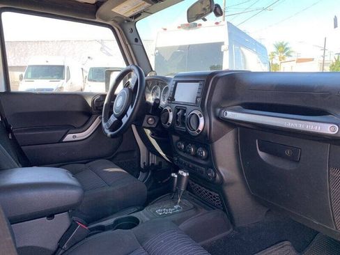 Used 2012 Jeep Wrangler Unlimited Sahara w/ Connectivity Group AWD/4WD image 9