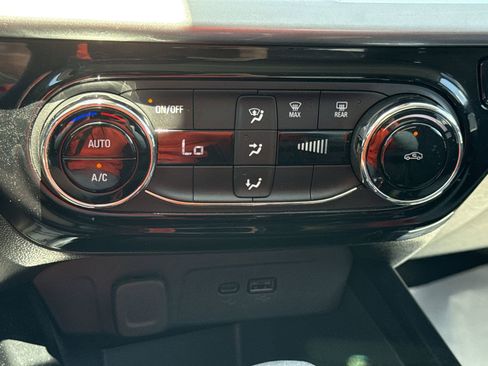 Used 2025 Chevrolet Trax LT FWD image 16