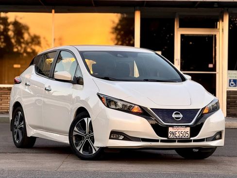 Used 2022 Nissan Leaf SV image 2