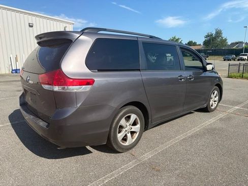 Used 2014 Toyota Sienna LE FWD image 3