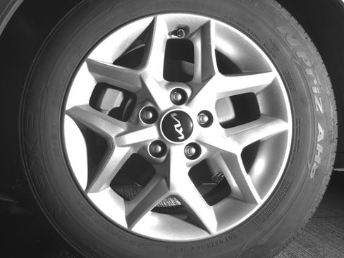 Used 2025 Kia Soul LX w/ LX Technology Package FWD image 12