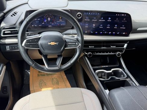 Used 2025 Chevrolet Traverse LT AWD/4WD image 16
