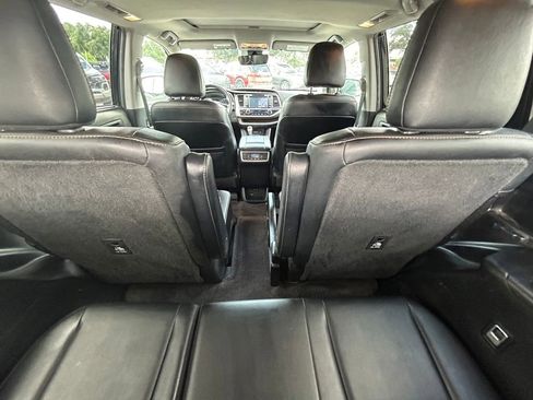 Used 2019 Toyota Highlander XLE FWD image 16