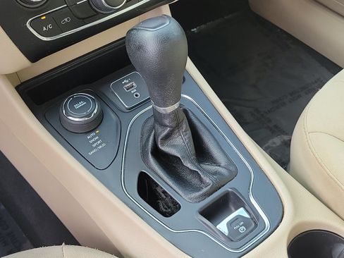 Used 2019 Jeep Cherokee Latitude w/ Popular Appearance Group AWD/4WD image 24