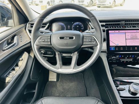 Used 2023 Jeep Grand Cherokee L Limited w/ Luxury Tech Group II image 19