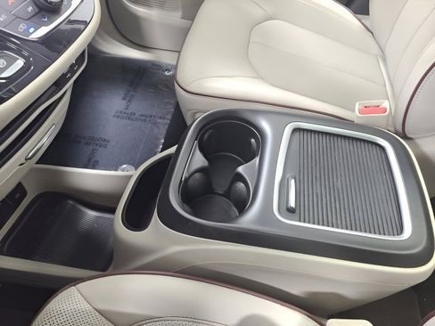 Used 2019 Chrysler Pacifica Limited FWD image 31