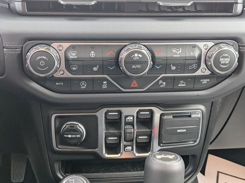 New 2026 Jeep Wrangler Unlimited Sahara AWD/4WD image 21