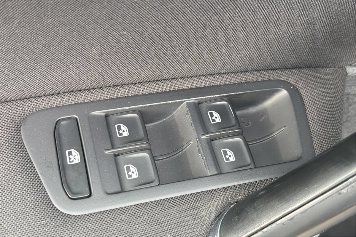 Used 2019 Volkswagen Golf S FWD image 34