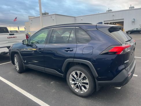 Used 2021 Toyota RAV4 XLE Premium image 4