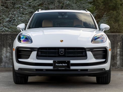 Certified 2025 Porsche Macan image 8