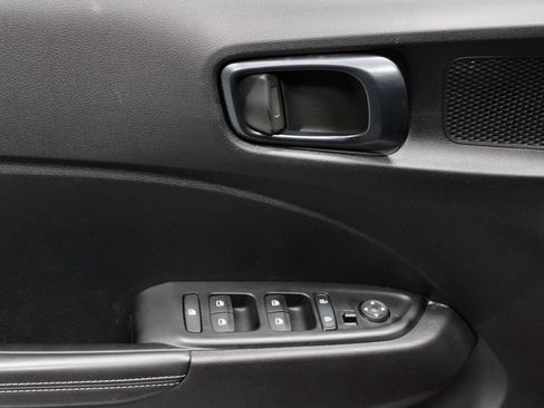 Certified 2025 Hyundai Venue Limited FWD image 24