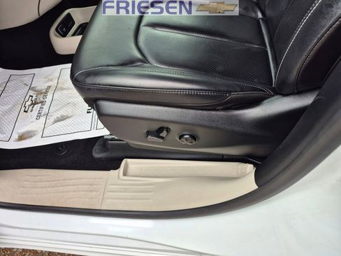 Used 2023 Chrysler Pacifica Touring-L image 12