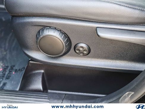 Used 2022 Mercedes-Benz GLB 250 w/ Premium Package Lite image 11