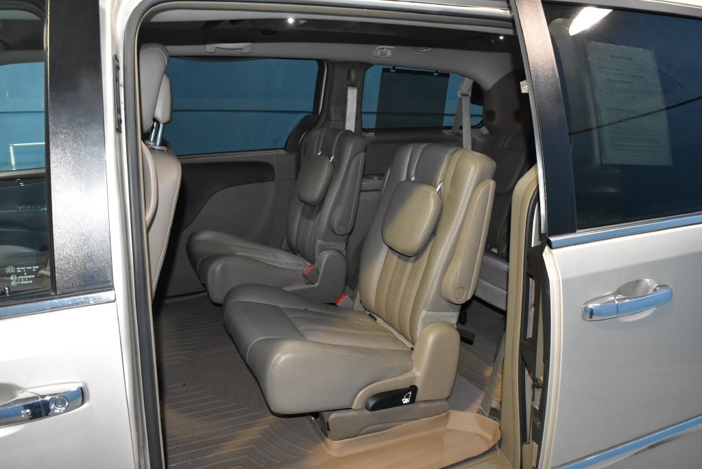 Used 2015 Chrysler Town & Country Touring-L w/ Driver Convenience Group FWD image 19