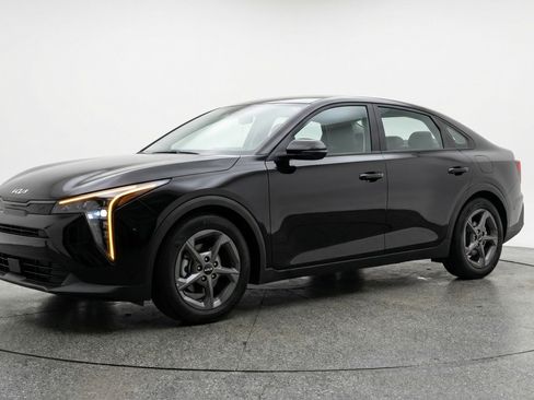 Used 2025 Kia K4 LXS image 3