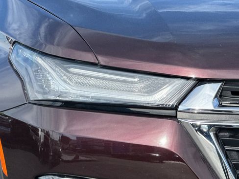 Used 2023 Chevrolet Traverse LT image 42