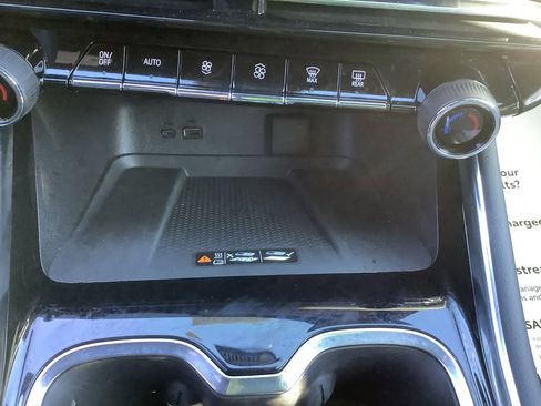 Used 2025 Chevrolet Traverse LT image 18