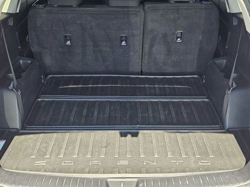 Certified 2025 Kia Sorento LX FWD image 30